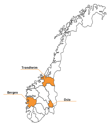 Norgeskart som fremhever de tre byene: Oslo i den sørøstlige delen, Bergen på sørvestkysten og Trondheim i midtregionen. De uthevede områdene er merket med oransje med hvert bynavn merket ved siden av sin respektive plassering, ideelt for digitale transformasjonsinitiativer.