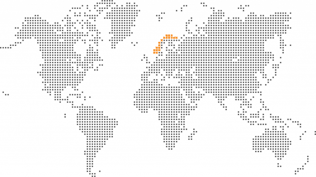 Et verdenskart som består av ASCII-tegn viser land i forskjellige gråtoner. Nederland er uthevet i oransje, omgitt av deler av Europa i lys grått. Resten av kontinentene og landene vises i lysere gråtoner, med havet i en mørk tone, som reflekterer digital transformasjon.