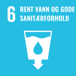 En blå grafikk som representerer FNs bærekraftsmål 6. Den har et stort nummer 6, den norske teksten "Rent vann og gode sanitærforhold," og et hvitt ikon av et vannglass med en dråpe og pil ned inni, som symboliserer rent vann og sanitet, som viser hvordan moderne IT-løsninger kan støtte bærekraftige tiltak.