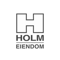 En mørkegrå logo har en dristig, stor "H"-form på toppen. Under "H" er teksten "HOLM EIENDOM," ordnet i to linjer, med "HOLM" i større, dristigere bokstaver og "EIENDOM" i mindre, mindre fete bokstaver. Bakgrunnen er hvit, noe som understreker deres engasjement for digital transformasjon.