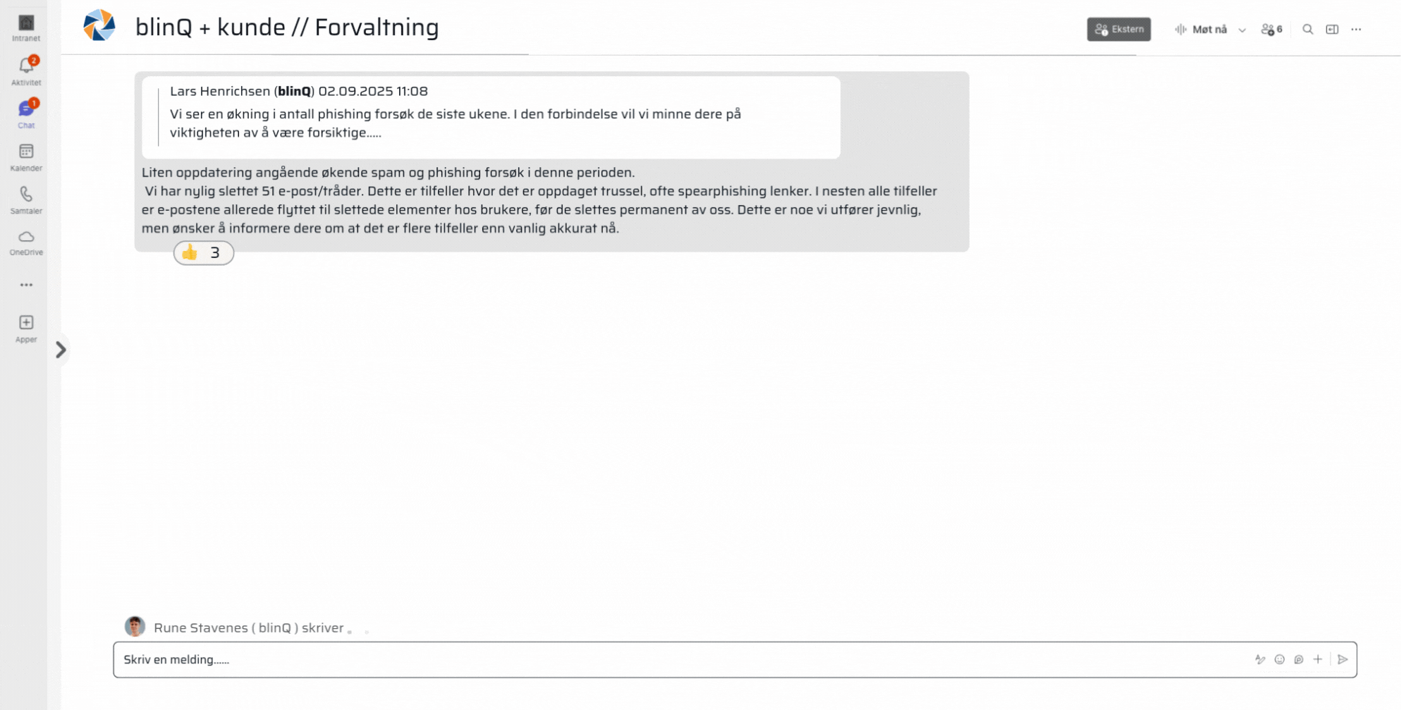 Et skjermbilde av et e-postgrensesnitt viser en samtale på norsk om faktureringsproblemer og betalingstidspunkt. Nedenfor gir forvaltning en forklaring på forskjeller i fakturaperioder. Det hvite grensesnittet har navigasjonsikoner øverst og brukerstøtte-lenker.